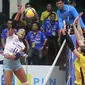 Madeline Jazmin Guillen Paredes dari Bandung bjb Tandamata melancarkan spike saat menghadapi Gresik Petrokimia Pupuk Indonesia pada seri pertama final four PLN Mobile Proliga di GOR&nbsp;Tridharma Gresik, Sabtu, 25 Februari 2023. (foto: Proliga)