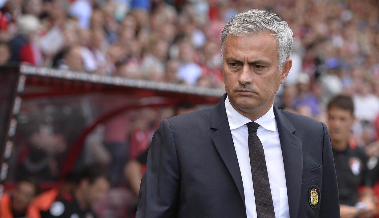 Pelatih Manchester United, Jose Mourinho saat mendampingi anak asuhnya melawan Bournemouth. Laga ini menjadi debut bagi Mou di Liga Premier Inggris bersama Setan Merah. (Reuters/Hannah McKay)