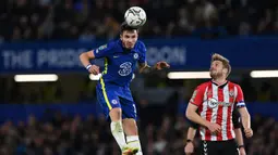 Chelsea membuka laga dengan peluang di menit ke-6. Sundulan Saul Niguez usai menerima umpan Ross Barkley masih mampu ditepis kiper Southampton, Fraser Forster. (AFP/Glyn Kirk)