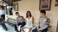 Polisi langsung mengamankan pisau dapur yang sempat dibawa oleh orang dengan gangguan jiwa berkeliaran di sepanjang Jalan Siliwangi Kota Cirebon. (Liputan6.com / Panji Prayitno)