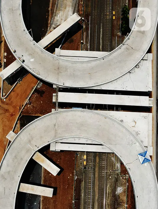 Foto dari udara proyek pembangunan jalan Flyover Tanjung Barat, Jakarta, Kamis (1/10/2020). Flyover yang ditargetkan rampung pada November 2020 tersebut mempunyai panjang total 880 meter, di sisi barat depan IISIP 430 meter dan sisi timur 450 meter. (merdeka.com/Imam Buhori)
