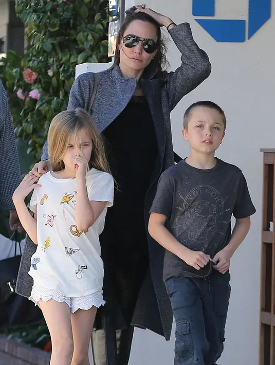 Jolie mengajak Vivienne dan Knox utuk berbelanja di kawasan Malibu. Ini merupakan penampilan Jolie untuk yang kesekian kalinya di depan umum di tengah proses cerainya bersama Pitt berlangsung. (doc.dailymail.com)
