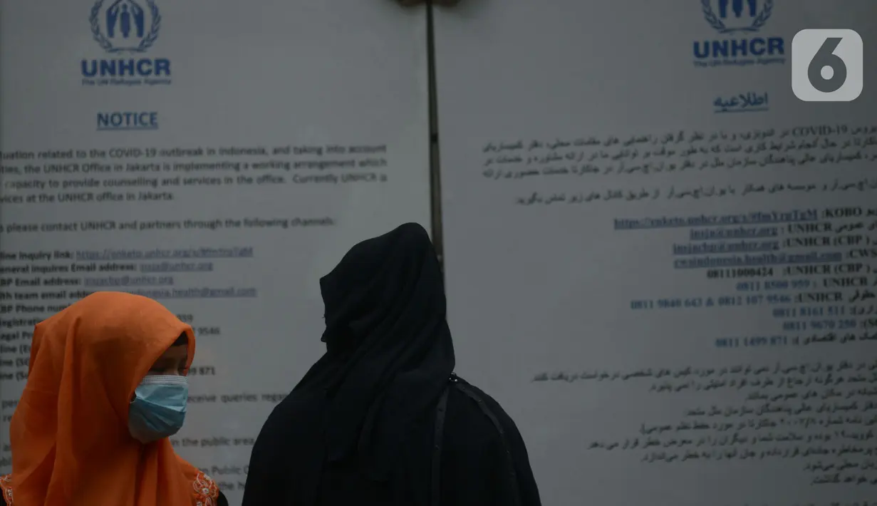 Pengungsi etnis Rohingya melakukan aksi di depan Gedung UNHCR, Jakarta, Jumat (26/11/2021). Unjuk rasa dilakukan menuntut pemerintah Indonesia dan UNHCR agar lebih memperhatikan nasib pengungsi sebagai manusia yang lebih dari 9 tahun tak kunjung diperhatikan. (merdeka.com/Imam Buhori)