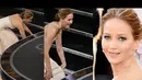 Aktris Jennifer Lawrence mengalami kecelakaan saat menerima penghargaan Oscar  berkat aktingnya dalam film Silver Linnings Playbook pada 24 Februari 2013 (Istimewa)