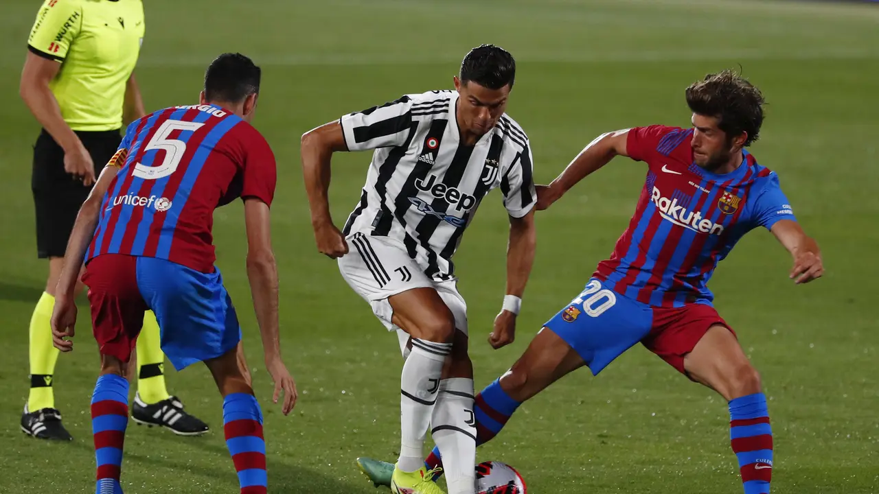 Penyerang Juventus, Cristiano Ronaldo ketika berhadapan dengan Barcelona pada Trofi Joan Gamper di Johan Cruyff Stadium, Minggu (8/8/2021).