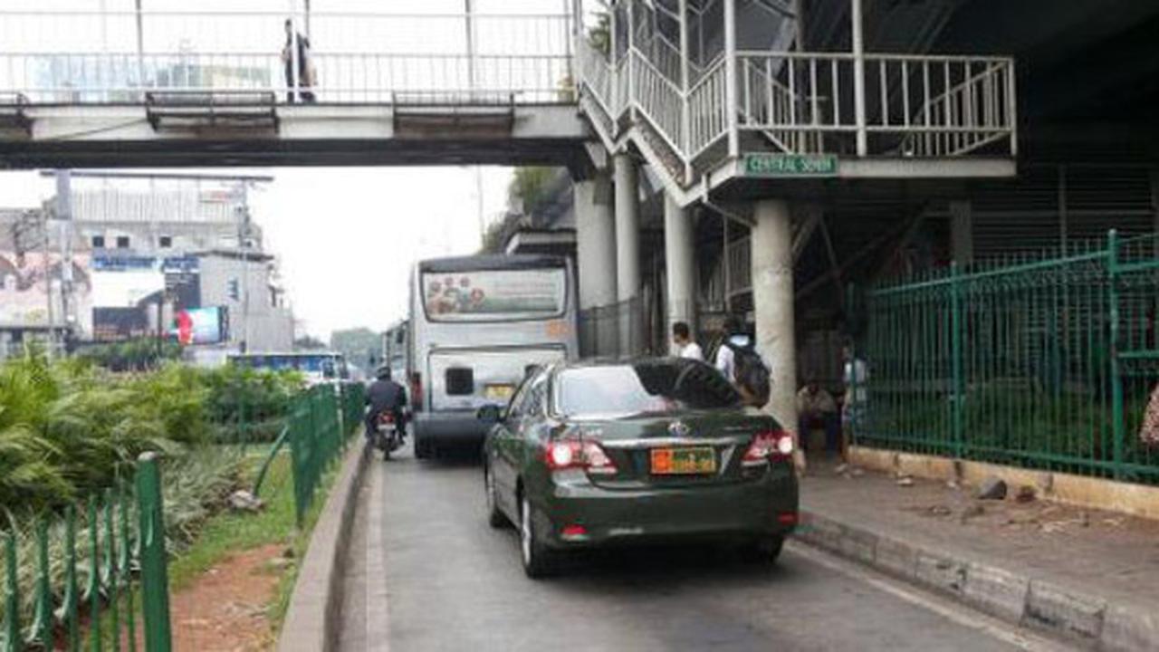 Mobil sedan TNI menerobos jalur Busway (@masukbusway)