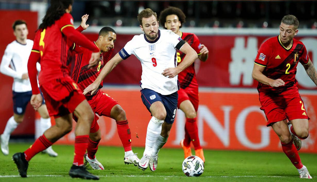Striker Inggris, Harry Kane, berusaha melewati pemain Belgia pada laga UEFA Nations League di Stadion King Power, Senin (16/11/2020). Belgia menang dengan skor 2-0. (AP/Francisco Seco)