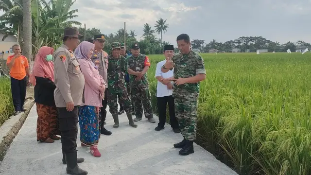 Kala TNI Bangunkan Jamban dan Jalan Penghubung untuk Warga Kertajaya Kabupaten Bekasi