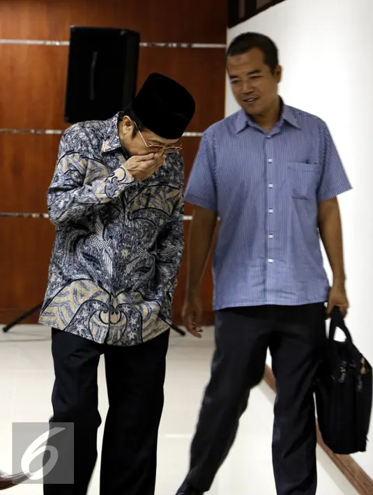 Mantan Sekjen Kementerian ESDM, Waryono Karno usai menjalani sidang lanjutan di Pengadilan Tipikor, Jakarta, Rabu (26/8/2015). Waryono dituntut 9 tahun penjara dan denda sebesar Rp200 juta subsidair 6 bulan kurungan. (Liputan6.com/Yoppy Renato)