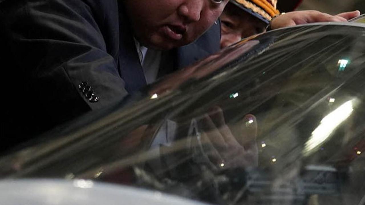 FOTO: Ekspresi Kim Jong-un Terkagum-kagum saat Kunjungi Pabrik Jet Tempur Rusia