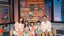 Hadiri salah satu acara talkshow di stasiun televisi, gaya Kimbab Family dengan outfit nuansa warna biru, pink, dan putih. Tambahkan pula satu warna kontras seperti celana Appa Jay untuk memberikan statement pada keseluruhan tampilan. (Instagram/kimbabfamily.official).