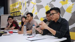 Direktur Eksekutif Amnesty International Indonesia, Usman Hamid (kanan) memberi keterangan di Jakarta, Kamis (5/4). Amnesty International Indonesia menyesalkan putusan MA yang menolak PK kasus Basuki Tjahaja Purnama. (Liputan6.com/Helmi Fithriansyah)