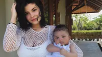 Pakai Bikini, Kylie Jenner Pamer Perut Rata Usai Melahirkan