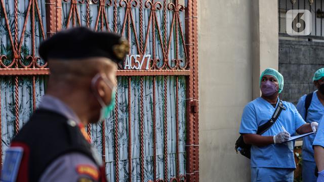 Polisi Olah TKP Kasus Satu Keluarga Meninggal di Kalideres