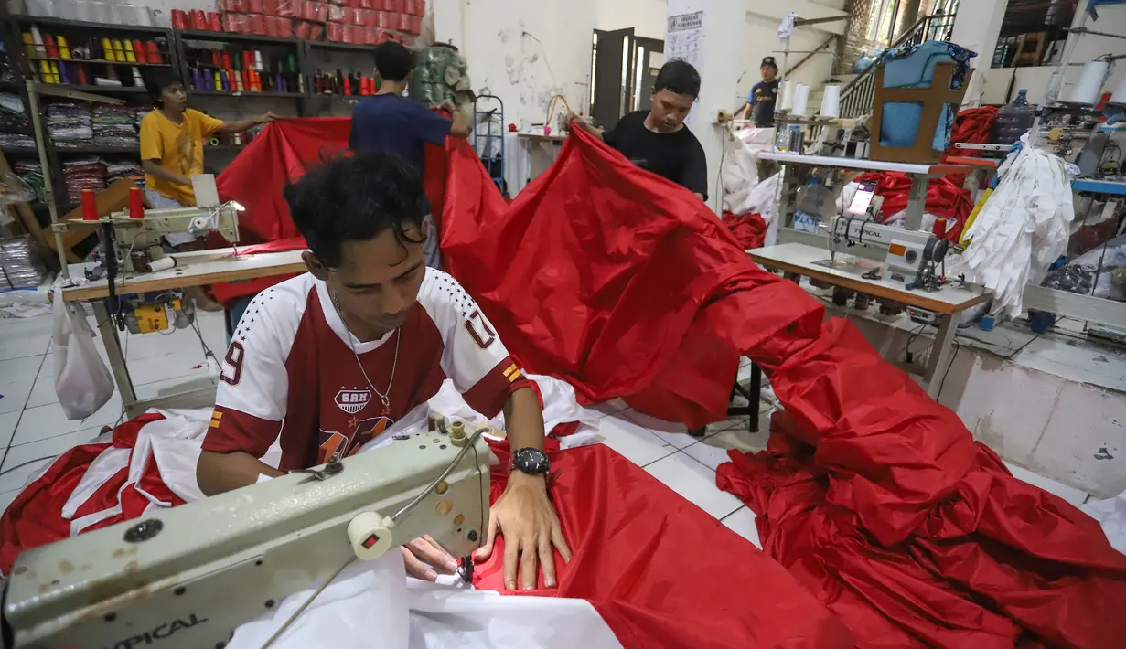 Aktivitas penjahit menyelesaikan pembuatan bendera merah putih sepanjang dua kilometer di Industri Konveksi Rumahan Sinergi Adv Nusantara, Jagakarsa, Jakarta Selatan, Rabu (6/8/2025). (merdeka.com/Arie Basuki)