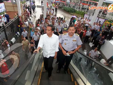 Gubernur DKI Jakarta Joko Widodo menaiki eskalator di Terminal Manggarai, Jakarta, Rabu (16/04/2014) (Liputan6.com/Herman Zakharia).