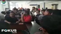 Pembatalan dilakukan setelah para penumpang boarding dan berada di dalam pesawat selama dua jam.