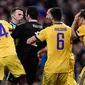 Kiper Juventus, Gianluigi Buffon melakukan protes keras terhadap wasit Michael Oliver dalam laga Liga Champions kontra Real Madrid di Santiago Bernabeu, Rabu (11/4). Buffon dikartu merah atas tindakannya memprotes secara berlebihan. (JAVIER SORIANO/AFP)