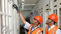 Petugas PLN melakukan pemeriksaan tegangan pada alat pembatas dan pengukur, Jakarta, Selasa (17/11). Pemerintah memutuskan tetap memberikan subsidi listrik pada seluruh pelanggan PLN dengan daya 450 VA. (Liputan6.com/Immanuel Antonius)