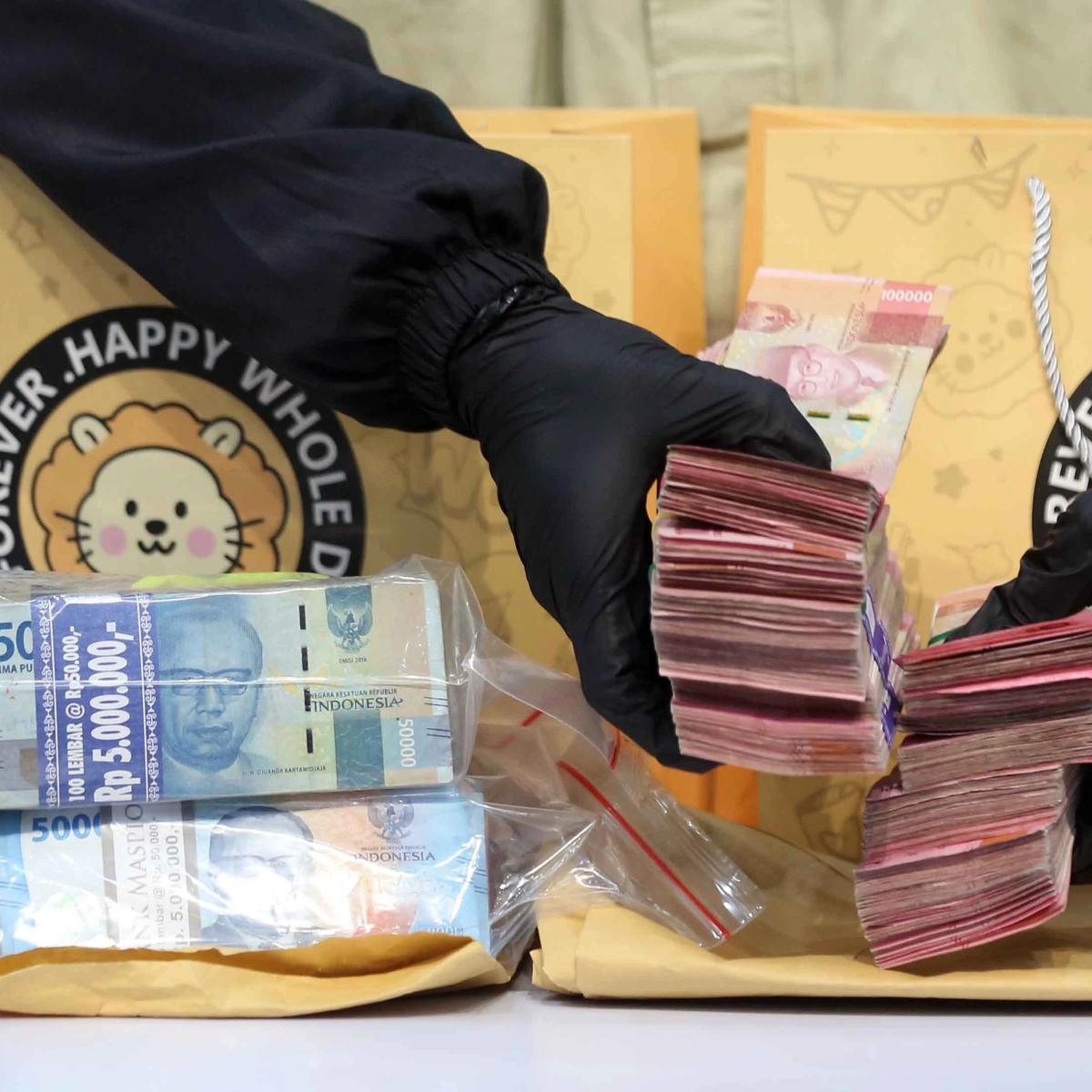 FOTO: KPK Tunjukkan Barang Bukti Uang dari OTT Bupati Cilacap