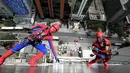 Dua petugas pembersih kaca berkostum Spiderman dan Iron Man bersiap menghibur pasien anak di RS Infantil Sabara, Sao Paulo, Senin (10/10). Aksi ini bagian dari perayaan Hari Anak Brasil yang diperingati tiap 12 Oktober. (REUTERS/Paulo Whitaker)