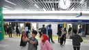 Warga foto di stasiun MRT Bundaran HI, Jakarta, Selasa (19/2). Setiap stasiun MRT fase 1 ini punya tema dan konsep yang berbeda. (Liputan6.com/Angga Yuniar)