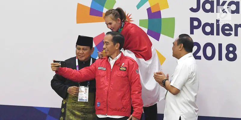 Keakraban Jokowi - Prabowo Saat Kalungkan Medali Silat Asian Games 2018