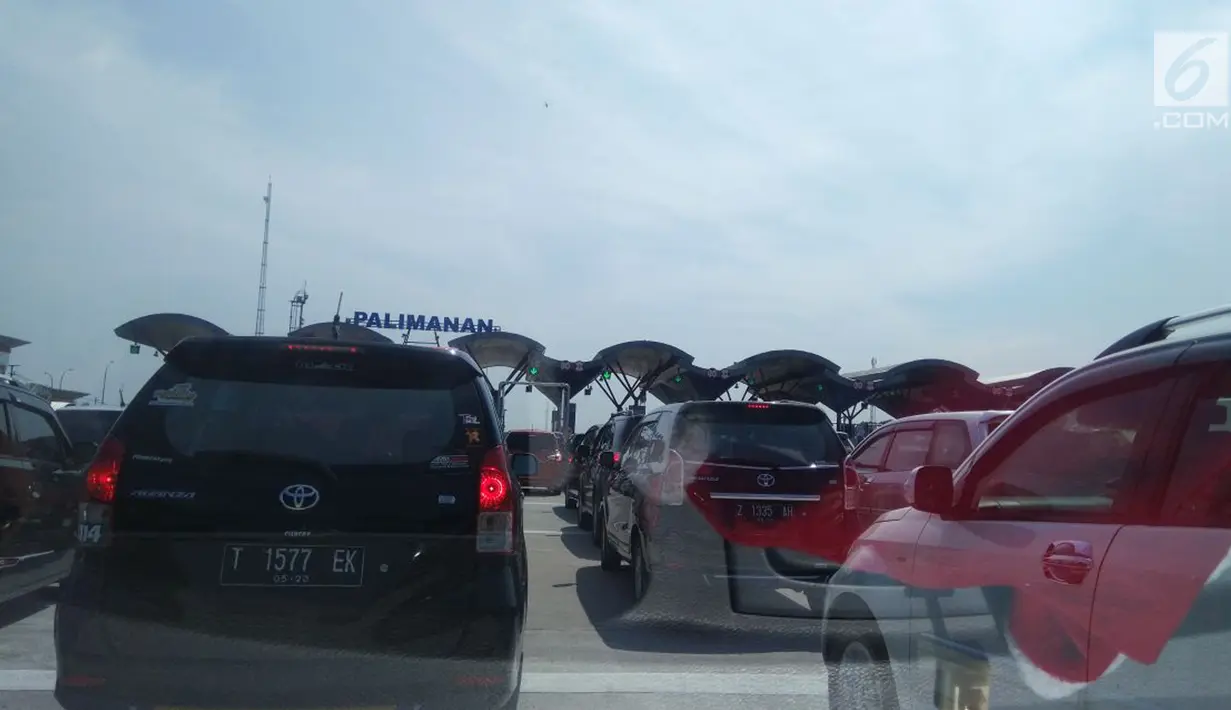 Antrean panjang sejumlah mobil saat akan melintasi gerbang Tol Palimanan saat mudik natal, Jawa Barat, Sabtu (23/12). Antrean panjang untuk melintasi gerbang Tol Paliman ini mencapai 5 Km. (Liputan6.com/ Gabriel Abdi Susanto)