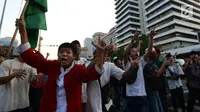 Massa aksi 22 Mei mulai berkumpul di depan Gedung Bawaslu, Jakarta, Rabu (22/5). Mereka mulai melakukan orasi menolak pemilu curang serta hasil rekapitulasi yang dilakukan Komisi Pemilihan Umum (KPU). (merdeka.com/Imam Buhori)