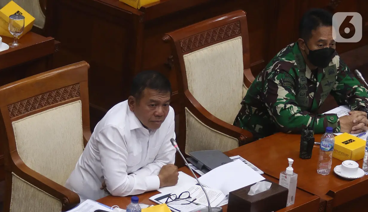 Wamenhan RI M. Herindra (kiri) dan KSAD Jenderal TNI Andika Perkasa saat rapat dengar pendapat (RDP) dengan Komisi I DPR RI di Kompleks Parlemen, Jakarta, Senin (31/5/2021). RDP membahas isu-isu aktual terkait strategi dan kebijakan umum pertahanan negara tahun 2020-2024. (Liputan6.com/Angga Yuniar)
