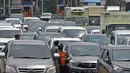 Antrean kendaraan roda empat saat pemberlakuan aturan ganjil-genap di pos sekat Gerbang Tol Bogor, Kota Bogor, Sabtu (6/2/2021). Aturan ganjil-genap di setiap akhir pekan di Kota Bogor itu untuk mengurangi mobilitas warga di tengah meningkatnya kasus positif COVID-19. (Liputan6.com/Herman Zakharia)