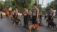 Polisi bersama anjing pelacak mengikuti apel besar persiapan Asian Games di sekitar SUGBK, Jakarta, Senin (4/6/2018). Pembukaan Asian Games XVII Jakarta-Palembang akan digelar pada 18 Agustus 2018 mendatang. (Bola.com/Vitalis Yogi Trisna)