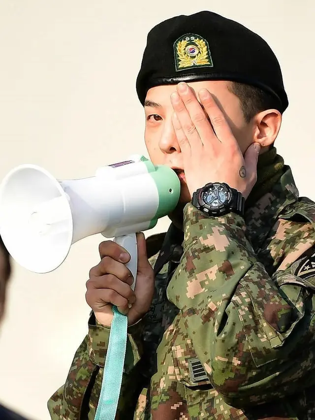 Potret Terbaru G-Dragon Usai Wajib Militer (sumber: osen)