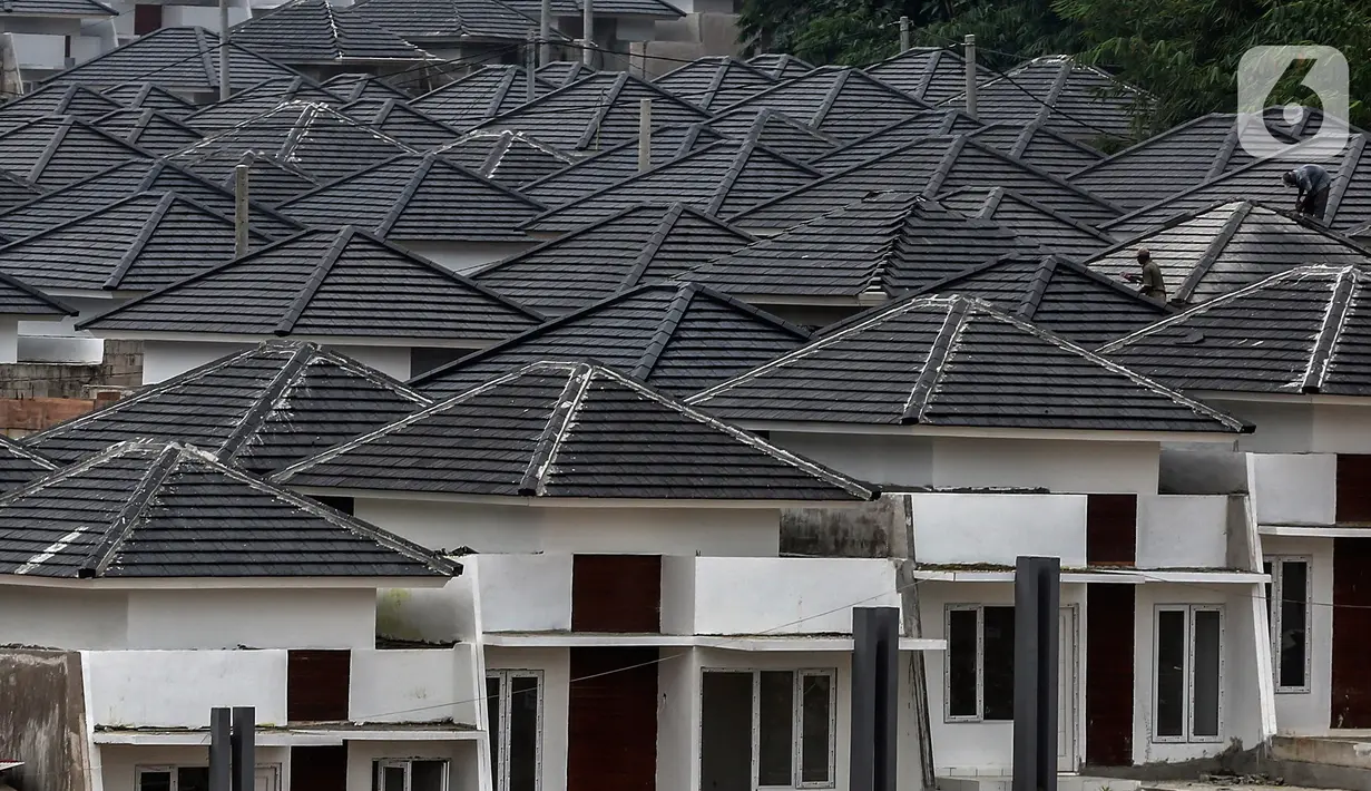 Pekerja menyelesaikan pembangunan rumah bersubsidi di Ciseeng, Bogor, Jawa Barat, Rabu (16/2/2021). PT Bank Tabungan Negara (Persero) Tbk. meyakini tahun ini menjadi tahun pemulihan bagi sektor properti khususnya rumah tapak. (Liputan6.com/Johan Tallo)