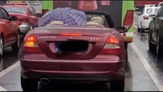 Seorang pengemudi kedapatan menggunakan payung sembari berkendara ketika cuaca hujan. Aksi konyol pengemudi ini terjadi di Guangxi Zhuang, China.