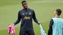 Gelandang Manchester United (MU), Paul Pogba (kiri) berbincang saat berlatih jelang menghadapi Barcelona pada leg kedua babak perempat final Liga Champions 2018/19 di Stadion Camp Nou, Barcelona, Senin (15/4). (Reuters/Carl Recine)