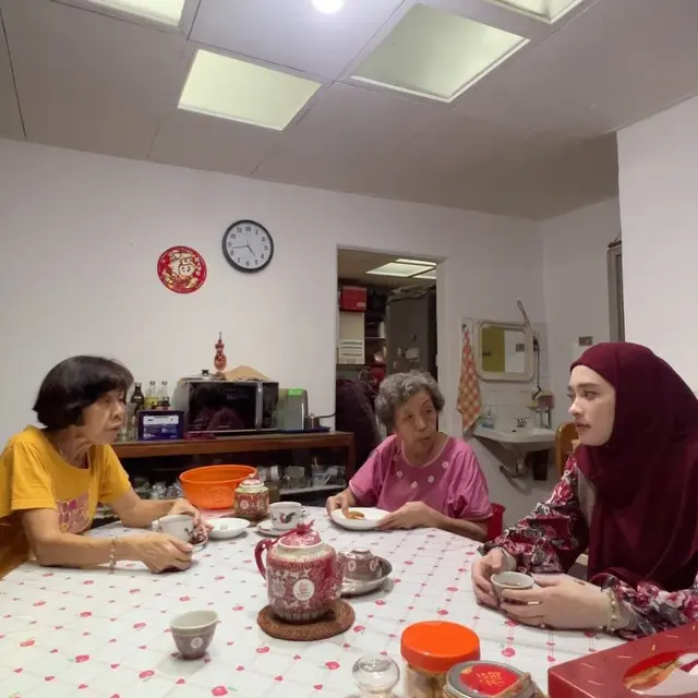 7 Potret Inara Rusli Rayakan Imlek, Tampil Menawan dengan Hijab Merah