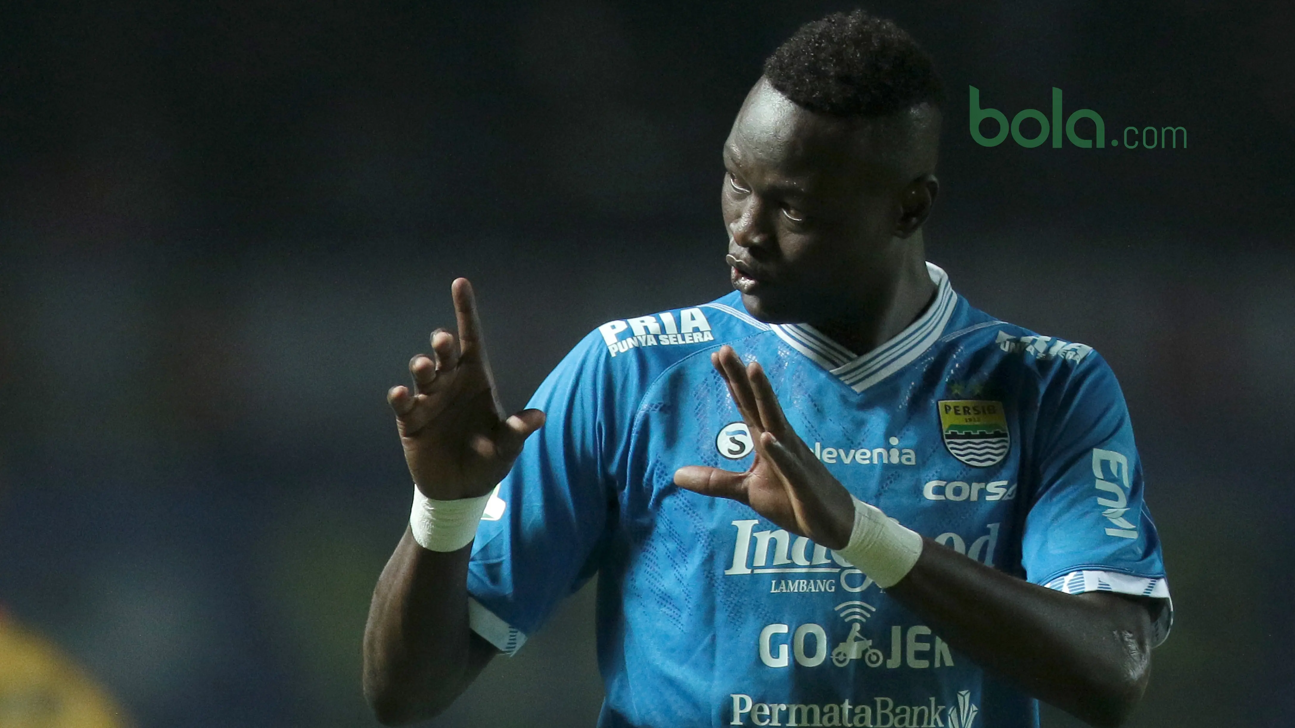 Pemain Persib Bandung, Ezechiel N'Douassel saat melawan Mitra Kukar pada laga Liga 1 Indonesia di GBLA, (8/4/2018). Persib Bandung menang 2-0. (Bola.com/Nick Hanoatubun)