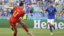 Wales mendapat peluang emas pada menit ke-75 saat tendangan voli striker Gareth Bale masih melambung di atas mistar gawang Italia. (Foto: AP/Pool/Alberto Lingria)