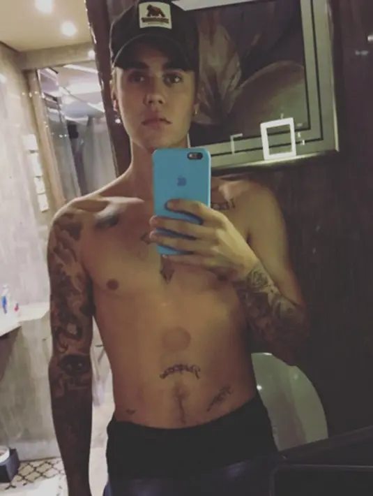 Dalam suatu foto yang telah diunggah, Justin Bieber mengaku ia sangat menikmati terapi bekam pada bagian tubuhnya. Tak lupa juga, Justin Bieber unggah foto telanjang dada usai terapi bekam. (viainstagram@justinbieber/Bintang.com)