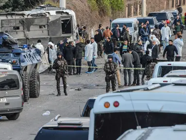 Sebuah ledakan yang berasal dari bom mobil terjadi di dekat halte bus di Diyarbakir, kota yang terletak di Turki bagian tenggara, Kamis (31/3). Empat personel kepolisian Turki tewas, sementara empat belas orang lainnya terluka. (Ilyas AKENGIN/AFP)