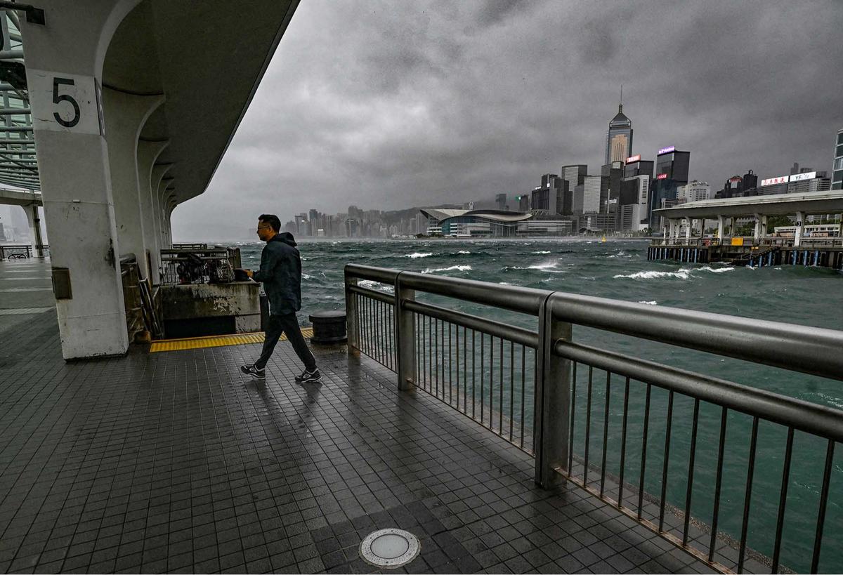 FOTO: Topan Wipha Lumpuhkan Hong Kong, Peringatan Tertinggi Diberlakukan