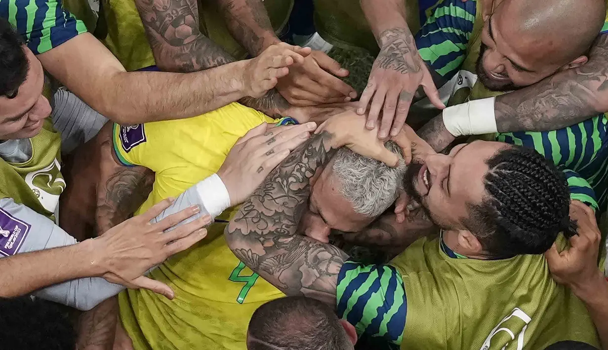 Rekan setim merayakan dengan penyerang Brasil Richarlison setelah ia mencetak gol keduanya ke gawang Serbia pada laga perdana Grup G Piala Dunia 2022 Qatar di Lusail Stadium, Jumat (24/11/2022) dini hari WIB. Brasil mengawali perjuangan mereka di Grup G Piala Dunia 2022 Qatar dengan gemilang. (AP Photo/Thanassis Stavrakis)