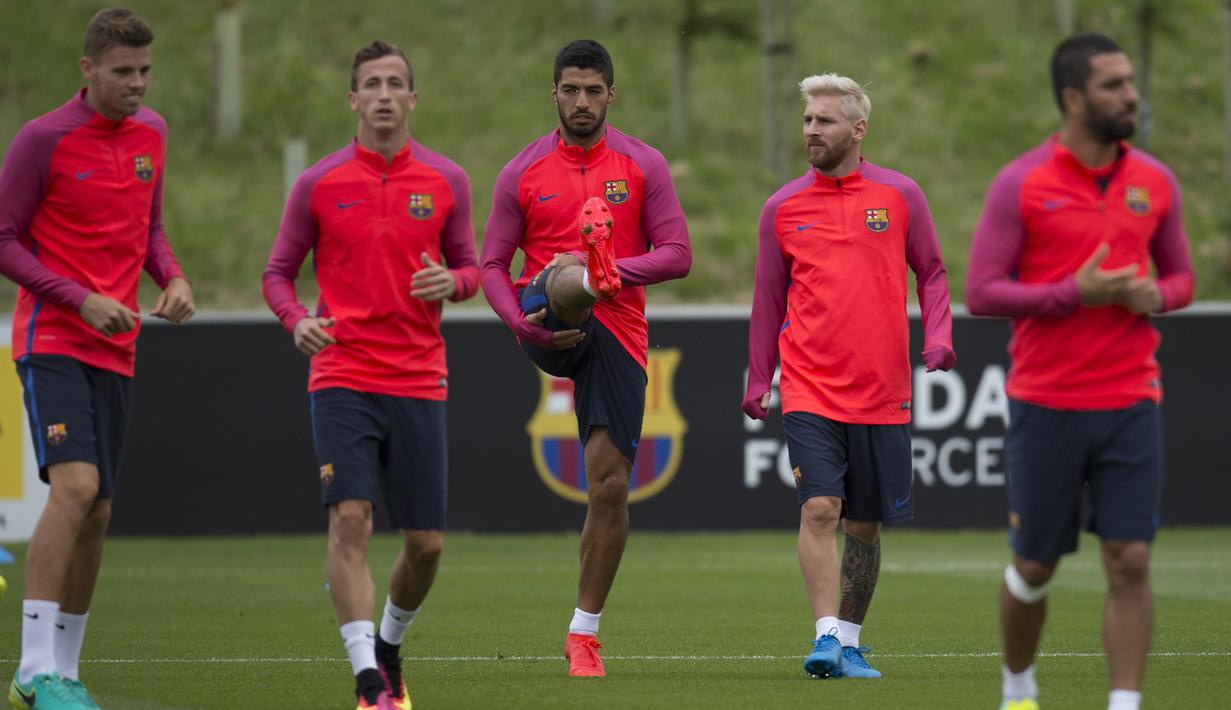 Lionel Messi (2kanan) dan Luis Suarez tengah santai berlatih bersama tim Barcelona jelang laga melawan Celtic pada ajang International Champions Cup 2016 di St George's Park, Inggris (25/7/2016). (AFP/Oli Scarff)