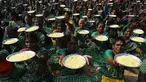 Para wanita membawa bunga persembahan dalam upacara penghormatan untuk korban tsunami tahun 2004 di Pantai Pattinapakkam, Chennai, India, Rabu (26/12). Lebih dari 10 ribu warga India tewas dalam tsunami Samudra Hindia pada 2004 lalu. (ARUN SANKAR/AFP)