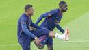 Pemain Paris Saint-Germain (PSG), Kylian Mbappe, bersama dengan Ousmane Dembele saat sesi latihan di Poissy, Paris, Jumat (18/8/2023). Mbappe mengikuti latihan dan diperkirakan akan tampil melawan Toulouse pada pekan kedua Liga Perancis 2023-2024. (AP Photo/Michel Euler)