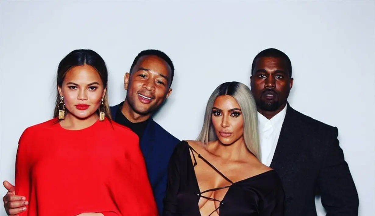 Bersahabat, Chrissy Teigen dan John Legend pun berpose dengan Kim Kardashian beserta Kanye West. (Instagram/ChrissyTeigen)