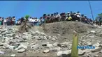 Alat berat diturunkan tim penyelamat untuk mengevakuasi tiga pekerja yang tertimbun material proyek jembatan di Bondowoso.