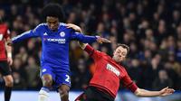 Gelandang Chelsea, Willian (kiri) saat berupaya melewati hadangan bek West Bromwich Albion, Jonny Evans, pada laga lanjutan Premier League, di Stamford Bridge, Rabu atau Kamis (14/1/2015) dini hari WIB. (AFP/Ben Stansall)