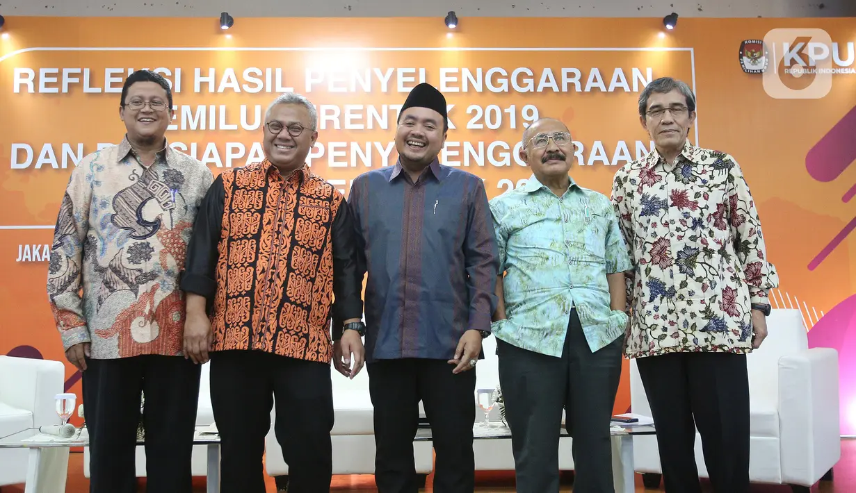 Ketua KPU Arief Budiman memberikan keterangan saat mengikuti Refleksi Hasil Pemilu Serentak 2019 dan Persiapan Pemilu Serentak 2020, Jakarta, Rabu (22/1/2020). Beberapa saran perbaikan ditujukan untuk meningkatkan kualitas pelaksanaan Pemilu Serentak yang akan datang. (Liputan6.com/Herman Zakharia)